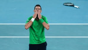 幼儿园篮球表演遇到小插曲：篮球意外滚走，小朋友临危不乱，秒变